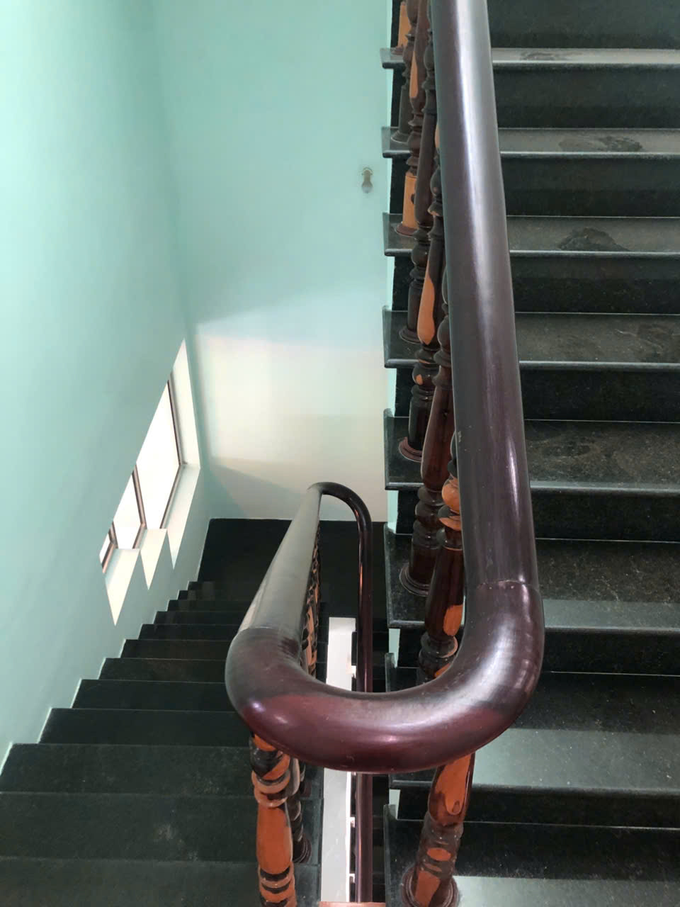 Cầu thang nội bộ nhà B027 Vĩnh Hải, kết cấu 1 trệt 1 lầu