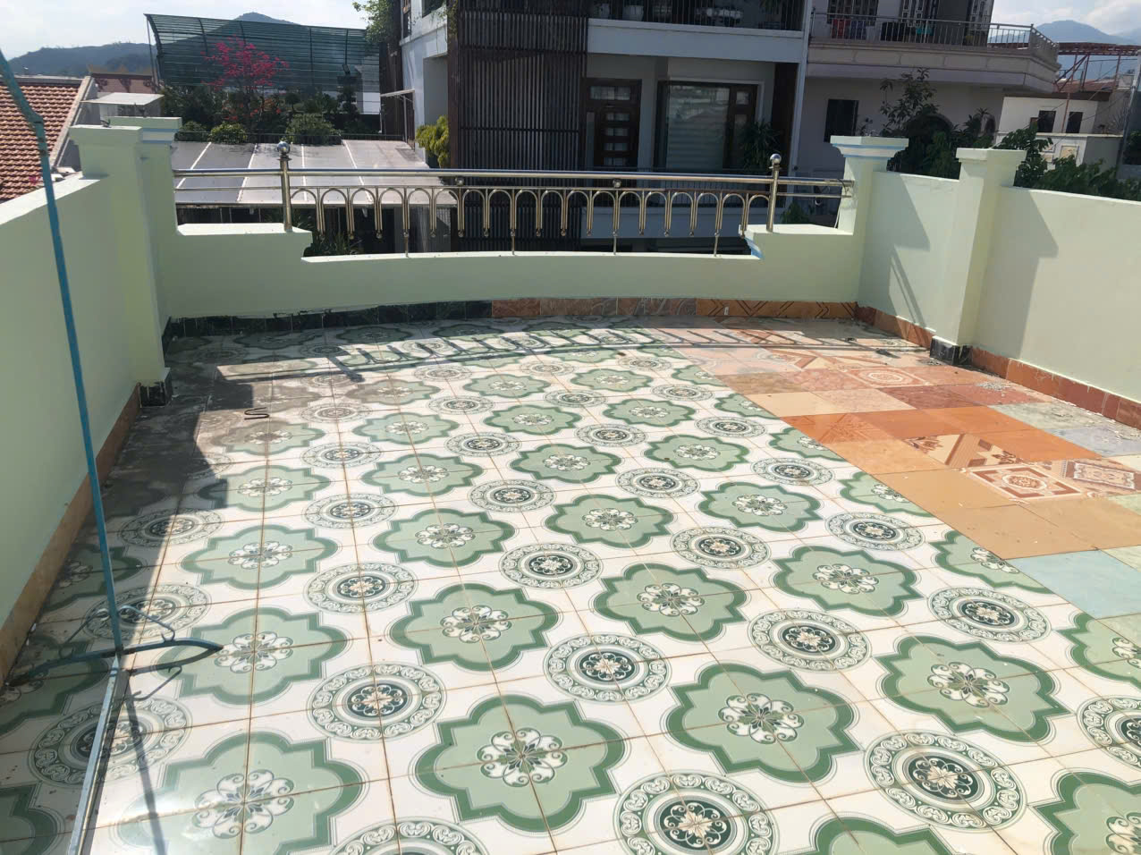 Sân thượng nhà B027 Vĩnh Hải với gạch hoa văn trang trí