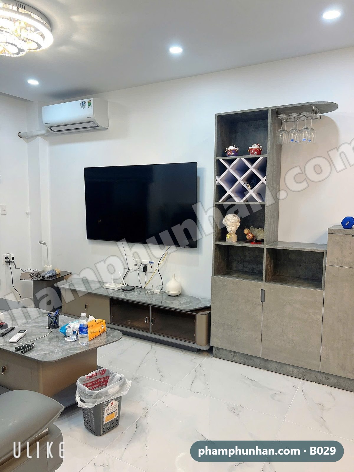 Kệ tivi và tủ trang trí, máy lạnh Daikin, sàn đá vân mây