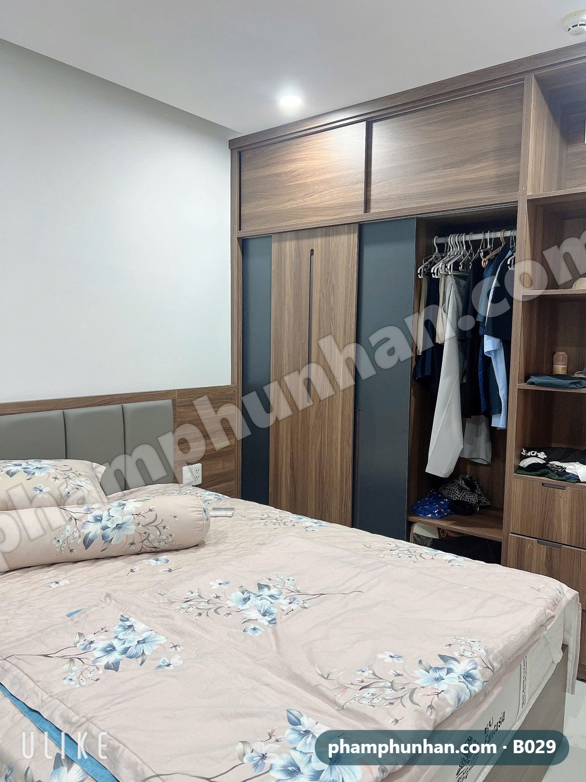Phòng ngủ với tủ áo âm tường gỗ và đầu giường bọc nệm