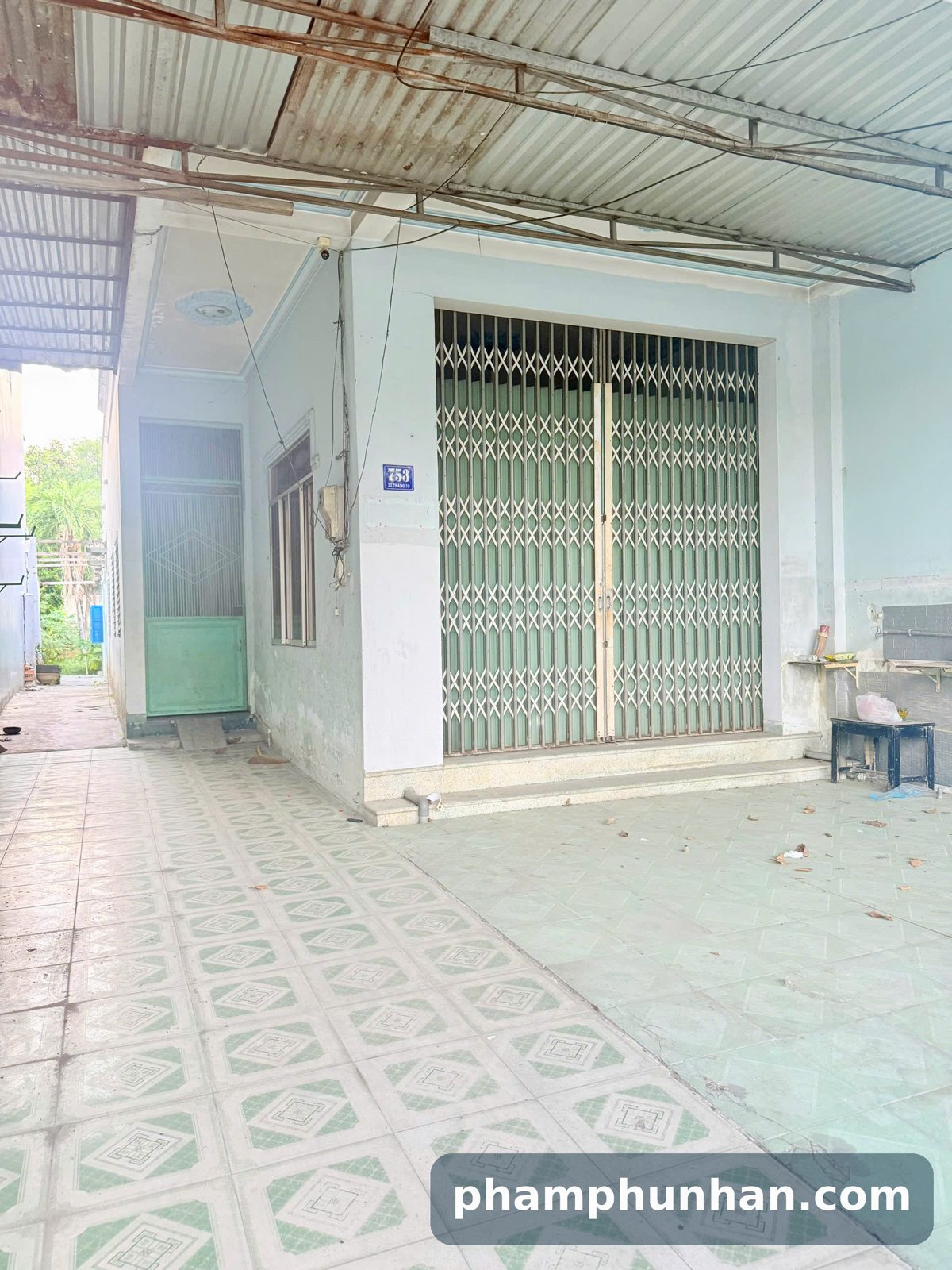 Nhà số 753 đường 23 Tháng 10, sân lát gạch, cửa sắt kéo