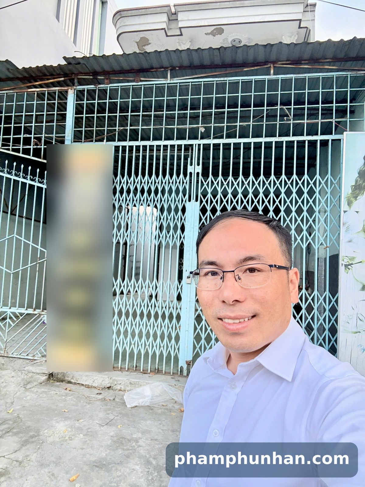 Anh Phạm Phú Nhân khảo sát thực tế trước cổng nhà B030