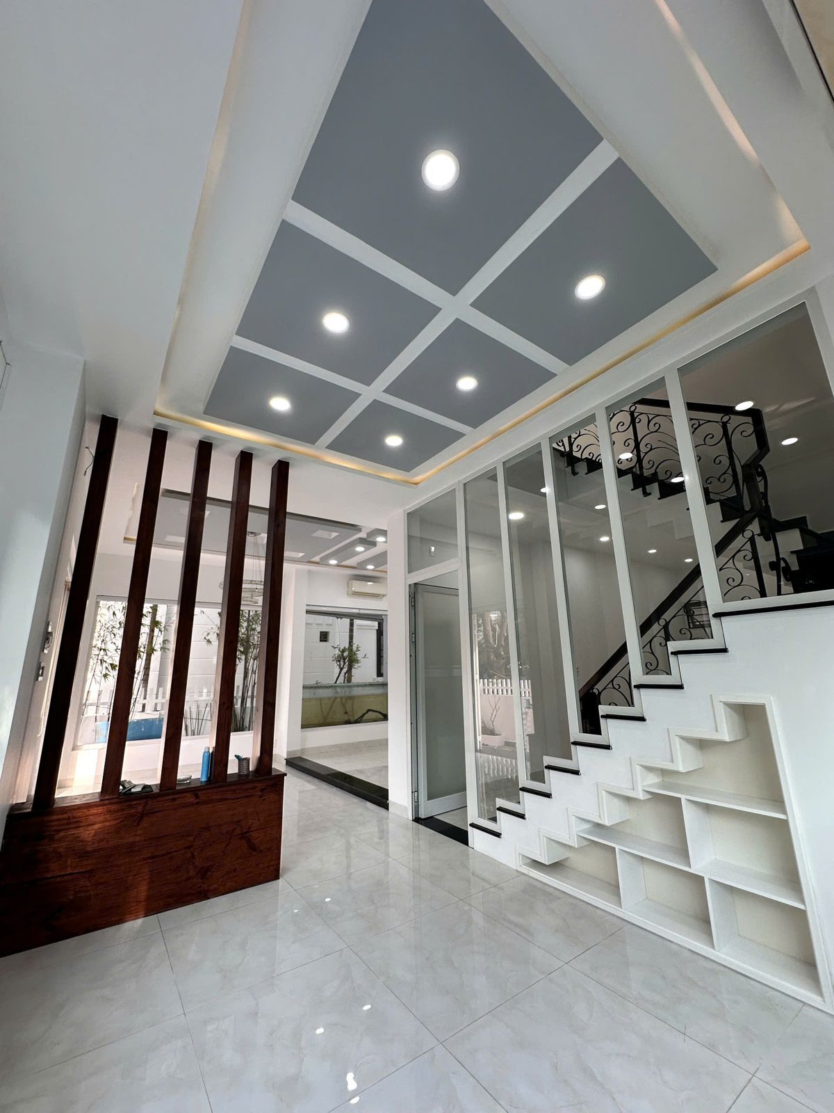 Sảnh tầng 1, vách gỗ và cầu thang