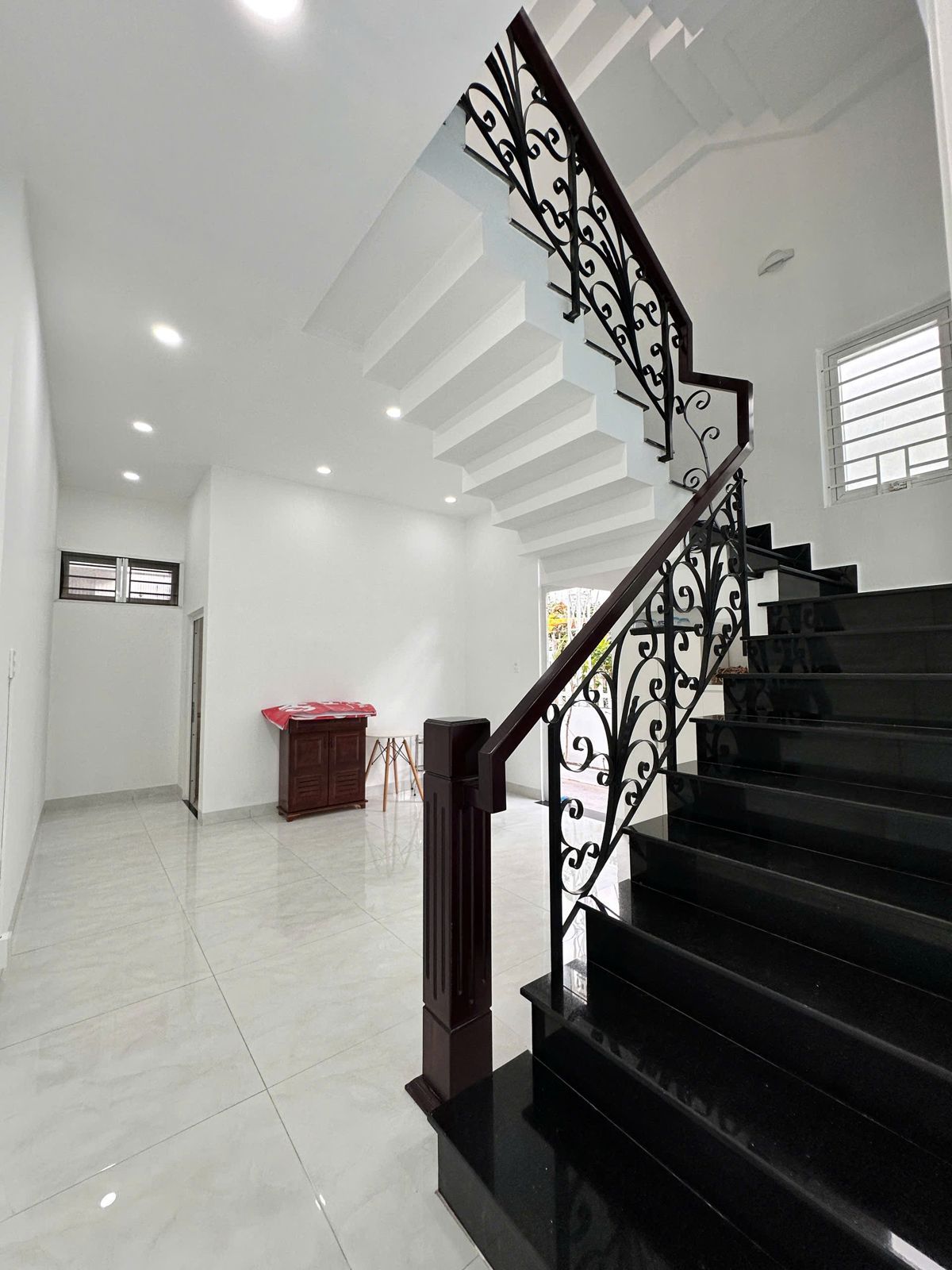 Cầu thang đá đen, tay vịn sắt mỹ thuật