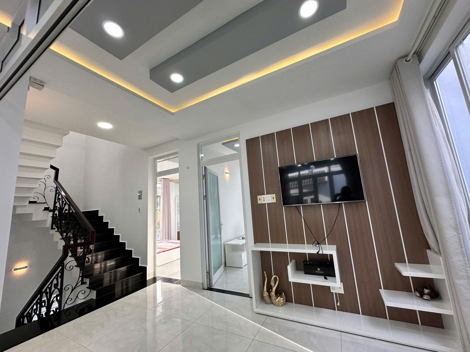 Sảnh sinh hoạt chung, vách tivi ốp gỗ