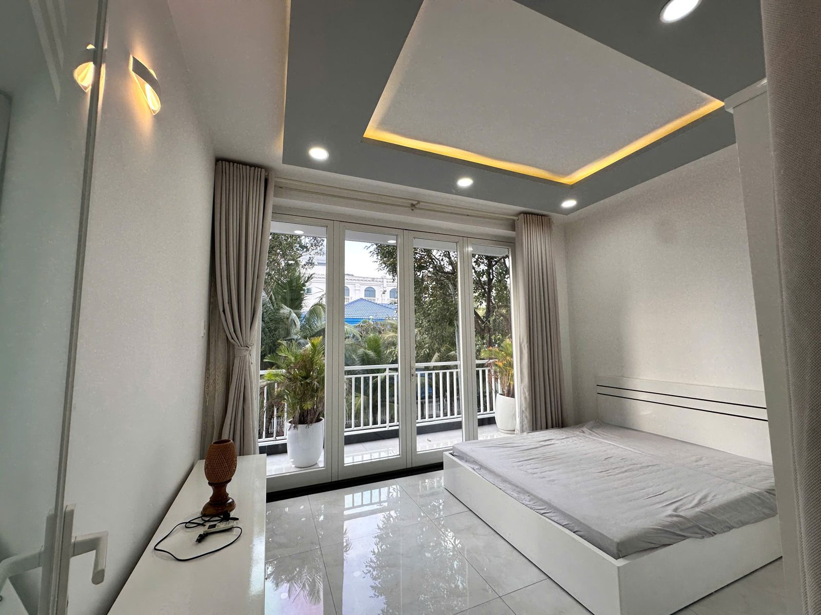 Phòng ngủ có ban công, cửa kính lớn