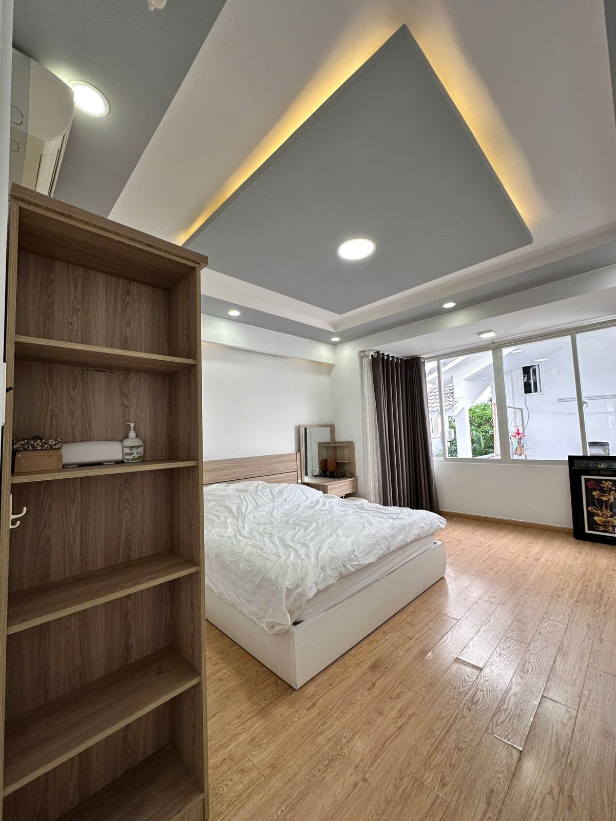 Phòng ngủ sàn gỗ, trần đèn hắt