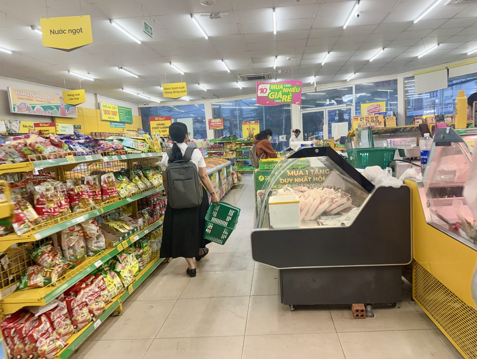 Bên trong siêu thị Bách Hóa Xanh đang hoạt động