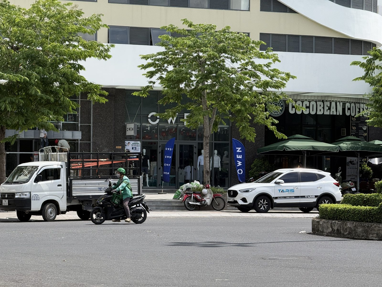 Showroom OWEN ban ngày tại khối đế CT9, nhìn từ vòng xoay KĐT Vĩnh Điềm Trung