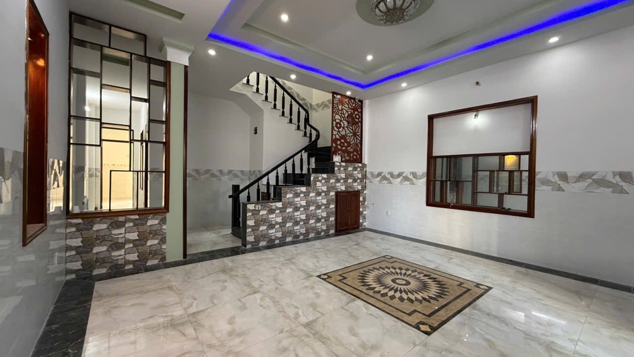 B036 – Phòng khách rộng, trần thạch cao giật cấp, đèn LED hắt sang trọng