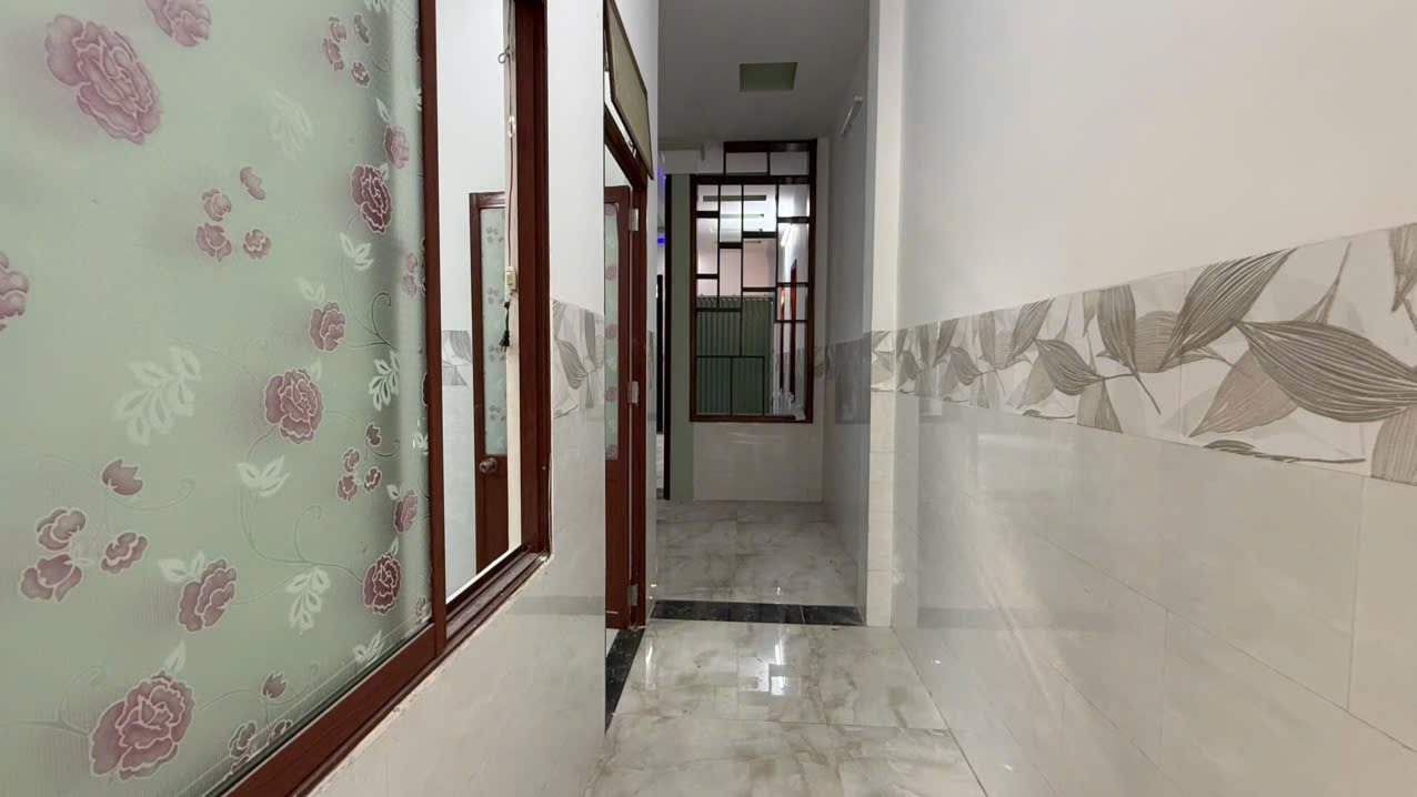 B036 – Hành lang tầng trệt sáng sủa, ốp gạch trang trí