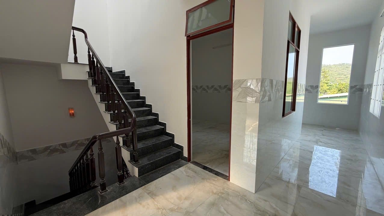 B036 – Sảnh tầng lầu: cầu thang đá granite, phòng ngủ cửa sổ nhìn núi xanh