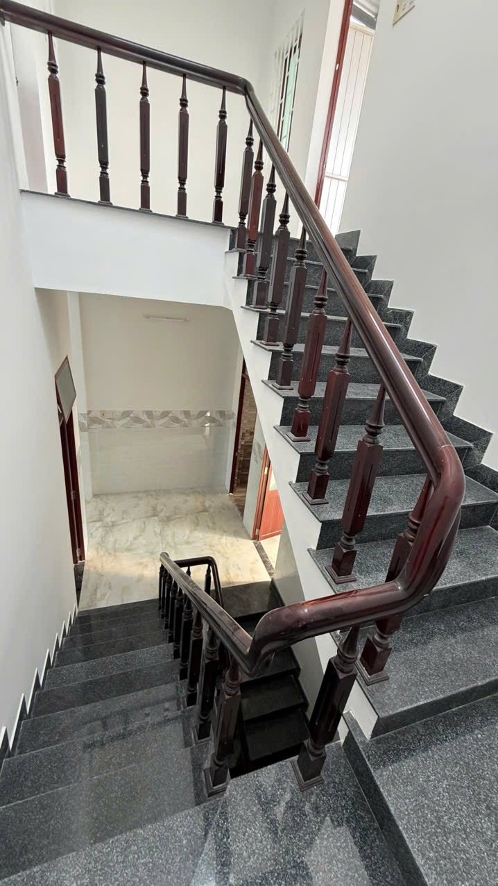 B036 – Cầu thang đá granite, tay vịn gỗ chắc chắn