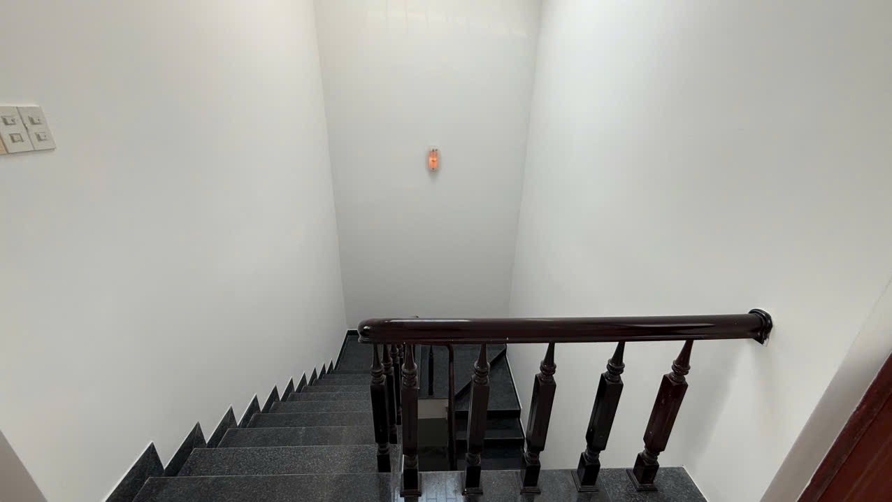B036 – Cầu thang lên tầng trên, gọn gàng và sáng