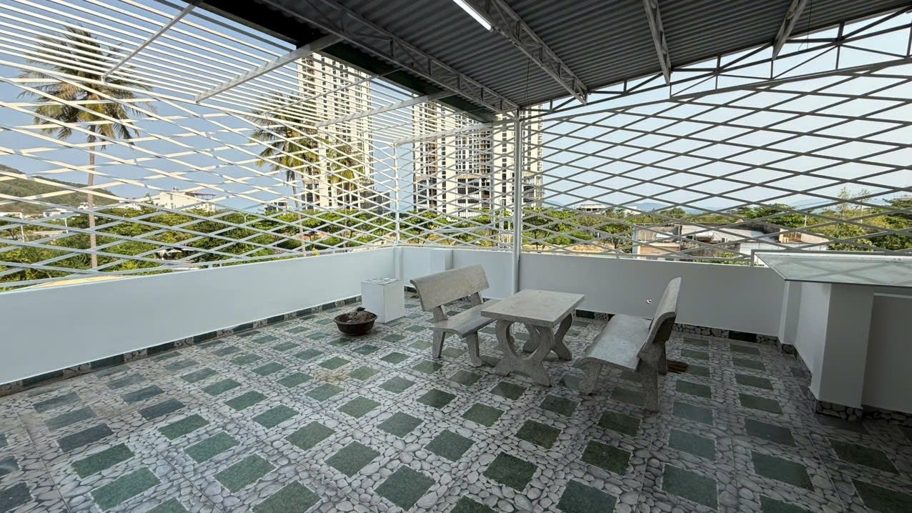 B036 – Sân thượng có mái che, bàn ghế đá – view thoáng ra núi và phố