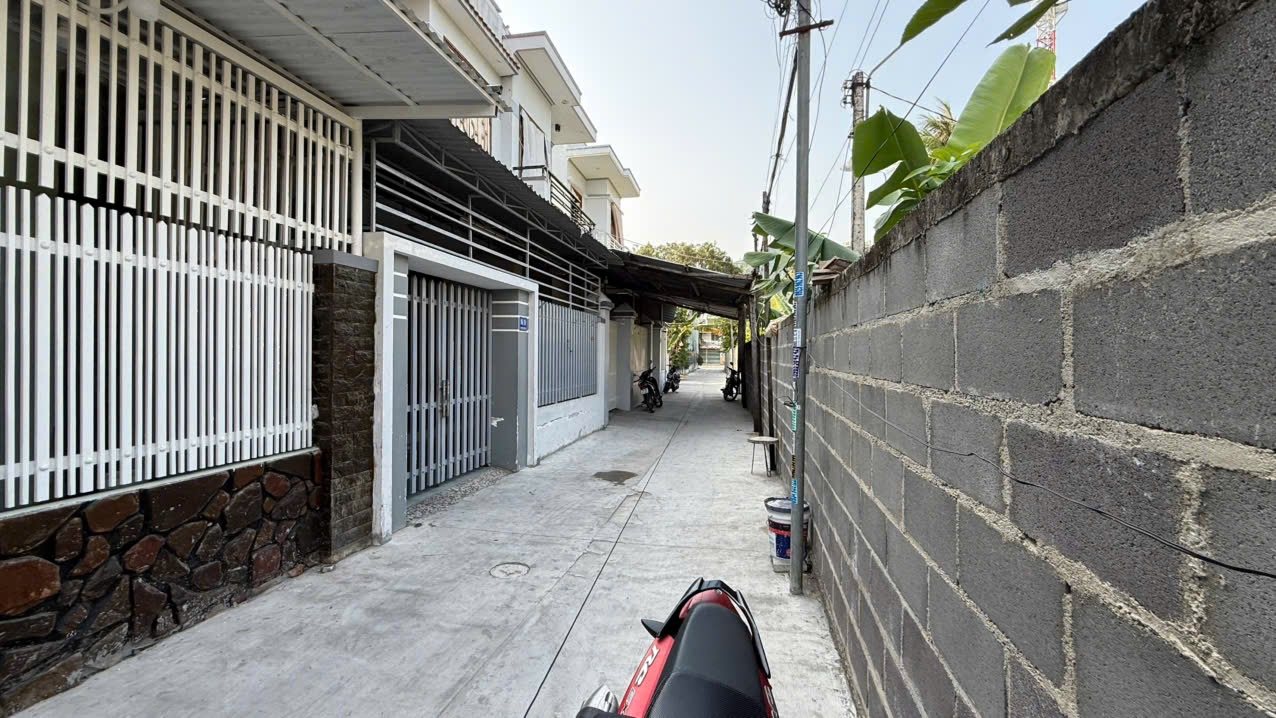 B036 – Hẻm bê tông trước nhà sạch, thông thoáng, xe máy vào tận cửa