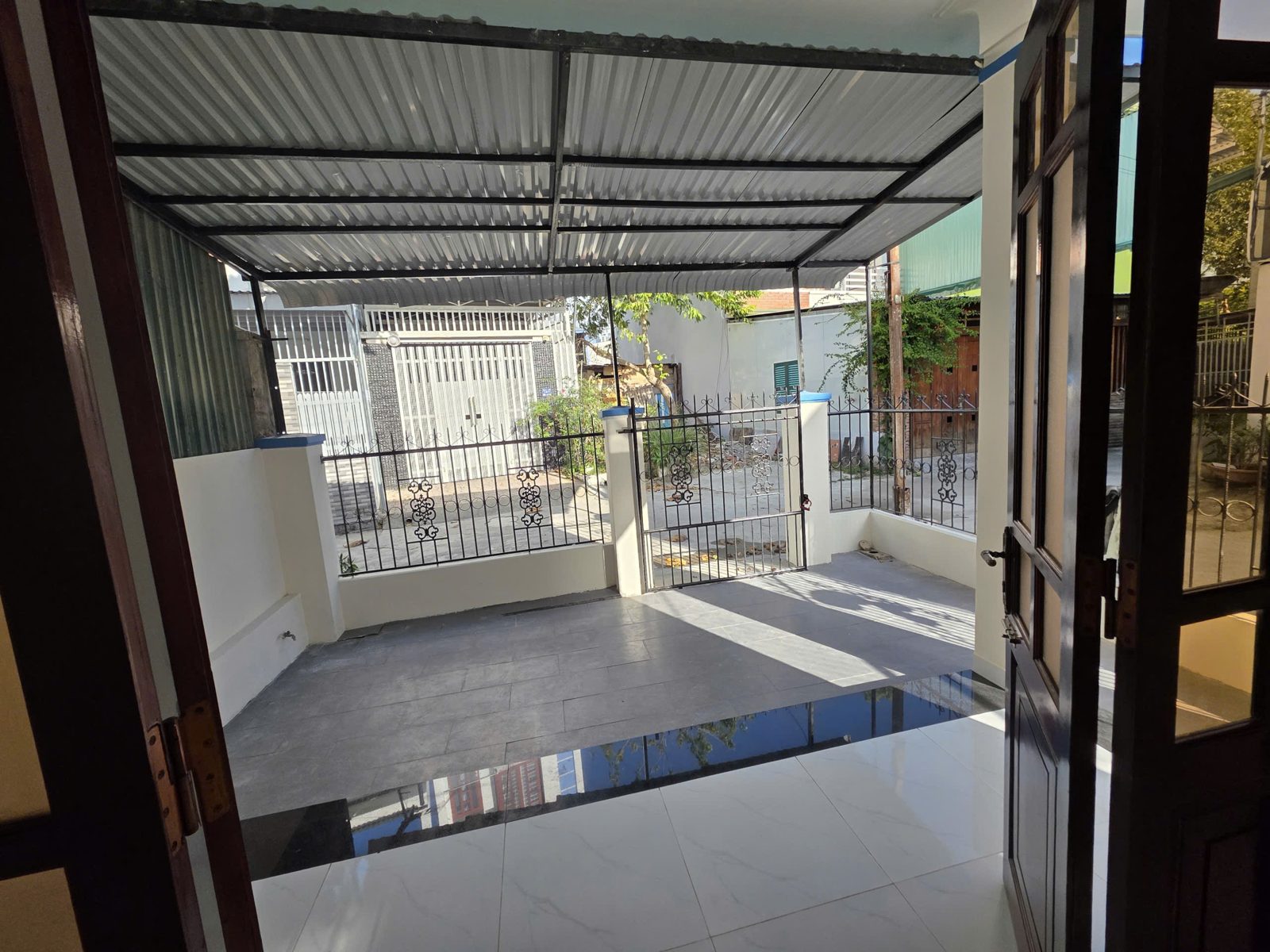 Sân trước có mái che nhìn từ phòng khách