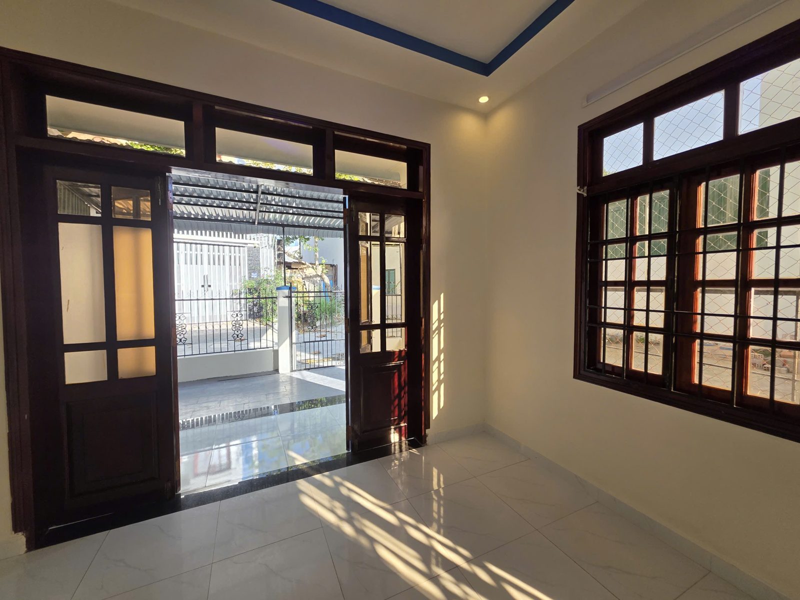 Phòng khách cửa gỗ, cửa sổ lớn