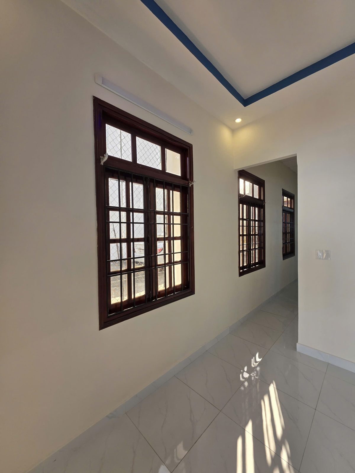 Phòng ngủ với cửa sổ gỗ