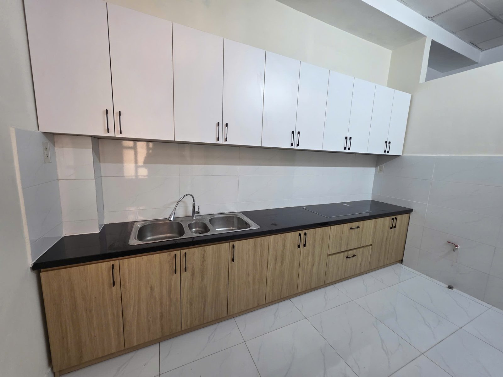 Bếp tủ trên dưới, mặt đá đen