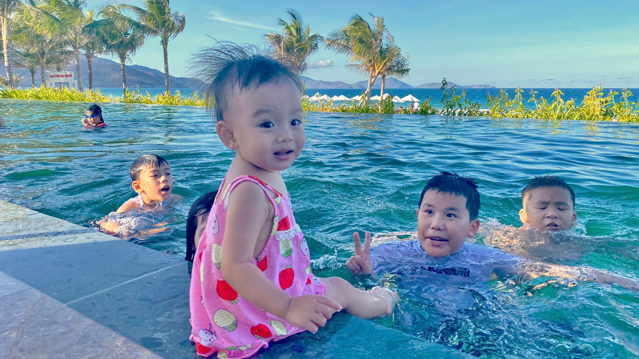 Gia đình vui đùa bên hồ bơi vô cực hướng biển tại Cam Lâm