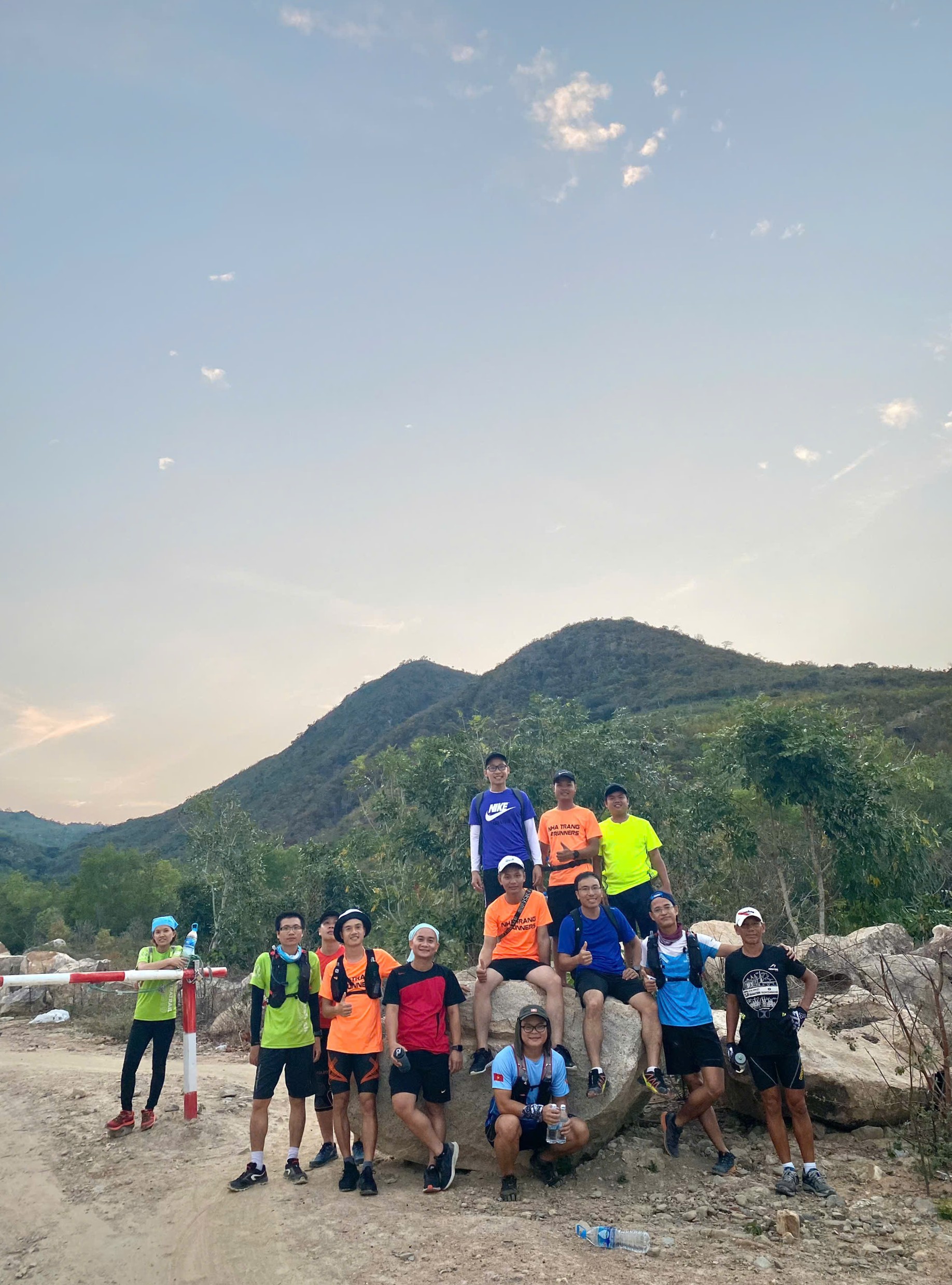 Nhóm bạn thân chụp ảnh trên cung đường trail vùng núi gần Cam Lâm