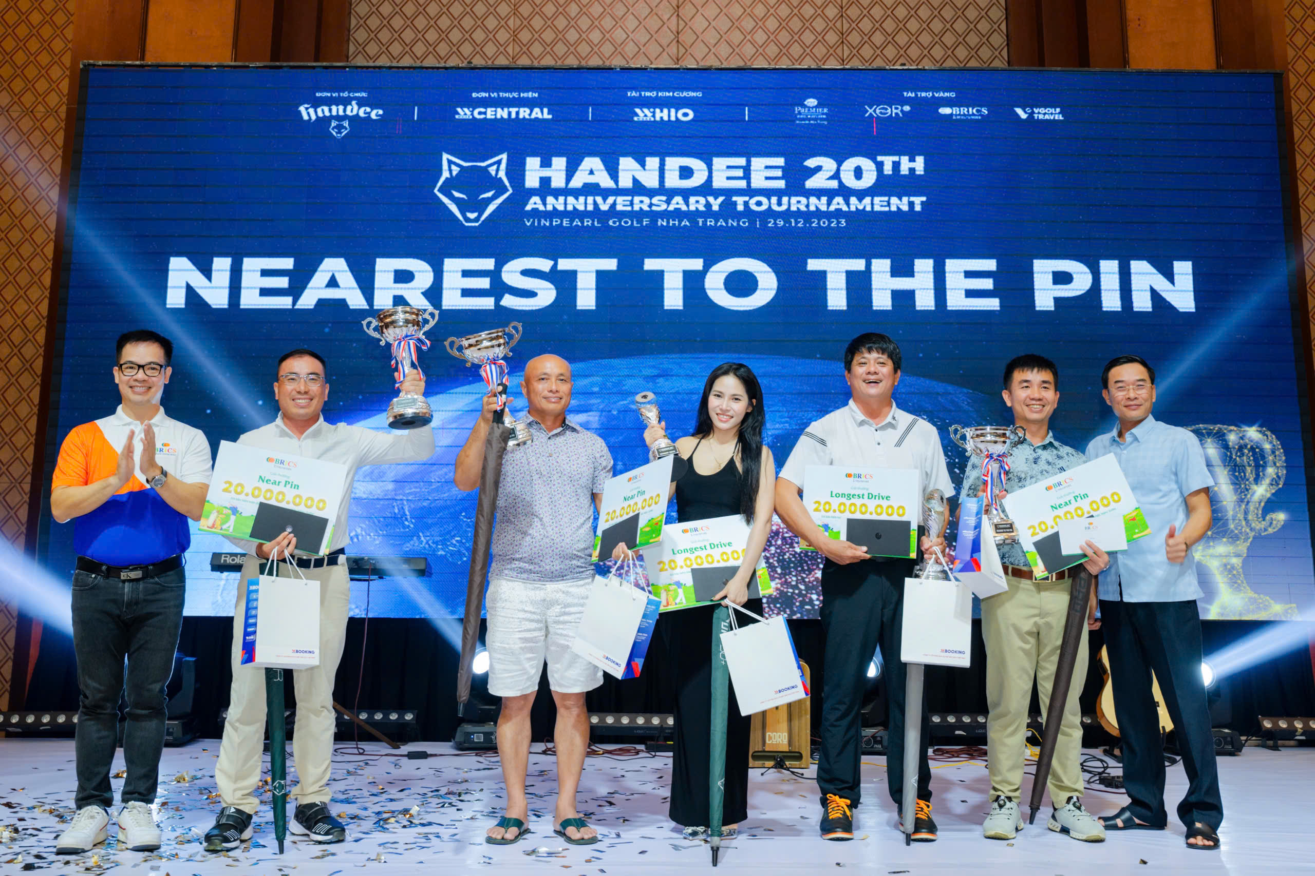 Ăn mừng cùng đồng đội sau một giải golf