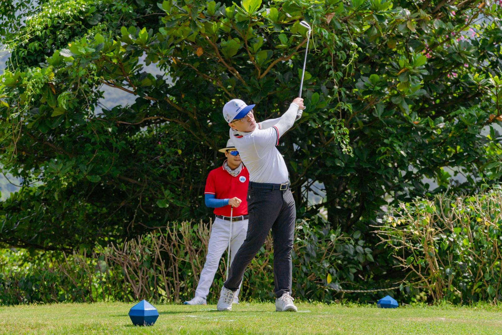 Phạm Phú Nhân thực hiện cú đánh tại Diamond Bay Golf & Resort