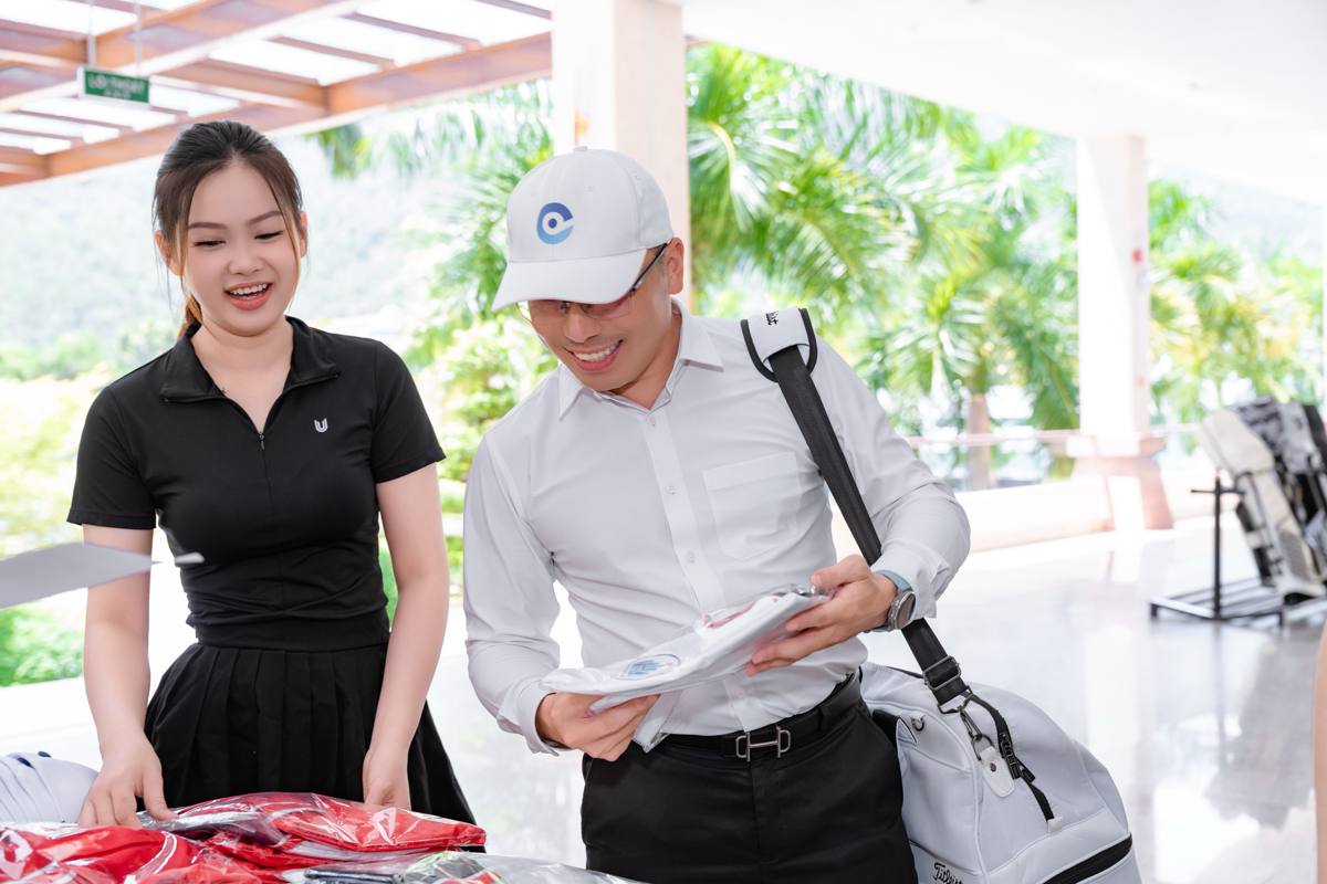 Nhận đồng phục giải tại quầy check-in