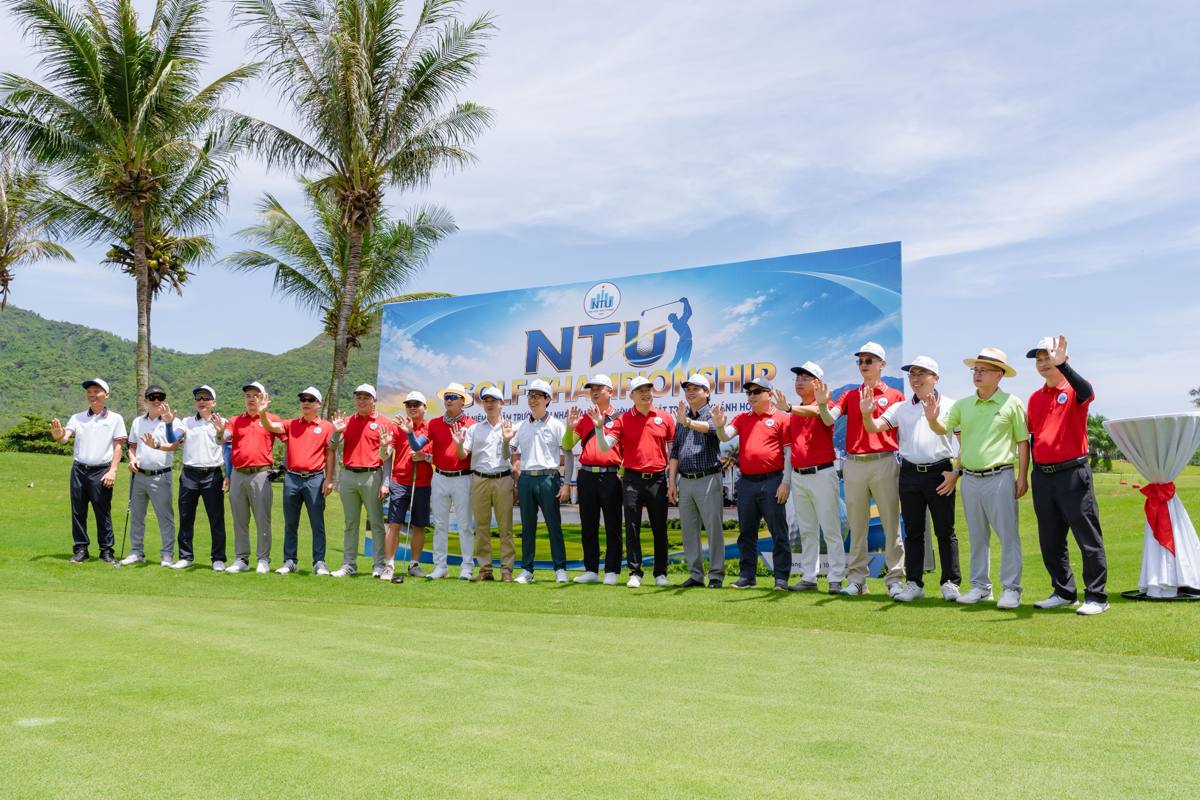 Các golfer chụp ảnh khai mạc trước backdrop giải