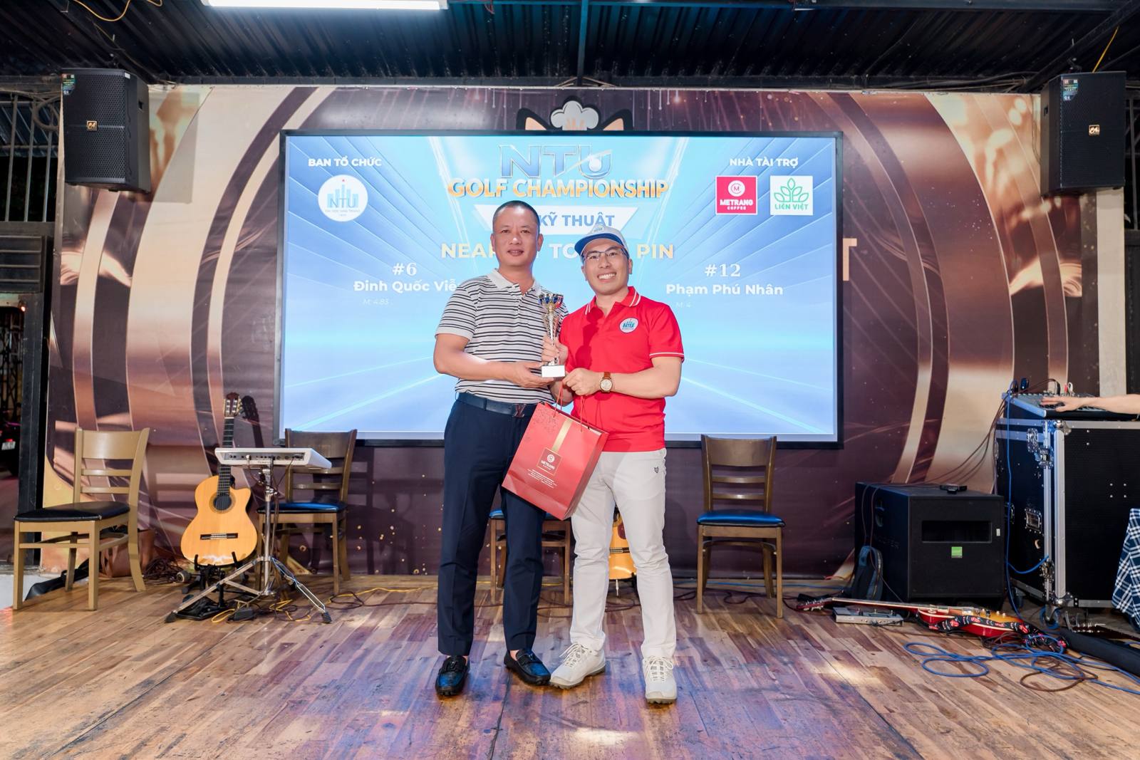 Nhận cúp Nearest to the Pin trên sân khấu Gala
