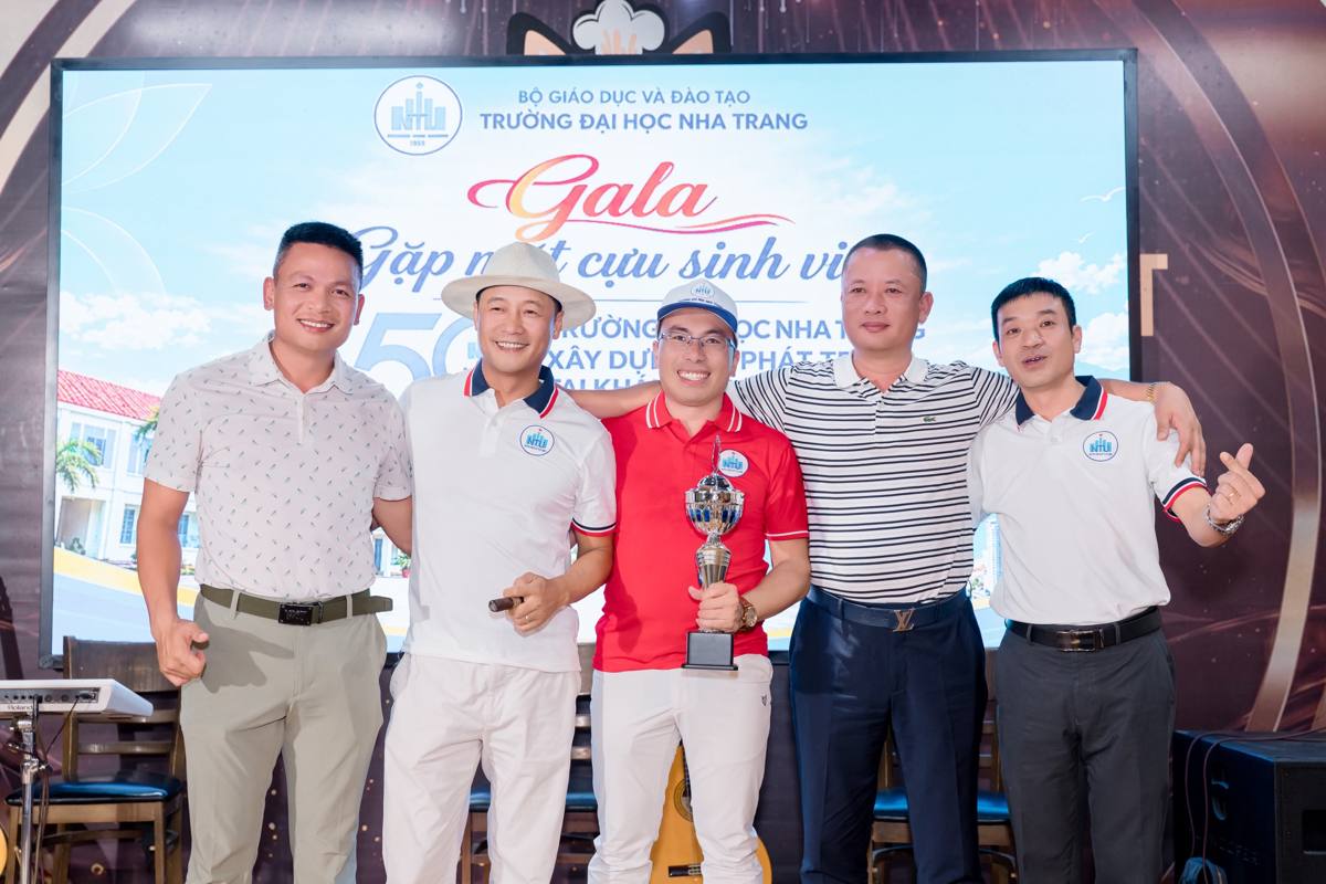 Cùng bạn bè tại Gala gặp mặt cựu sinh viên