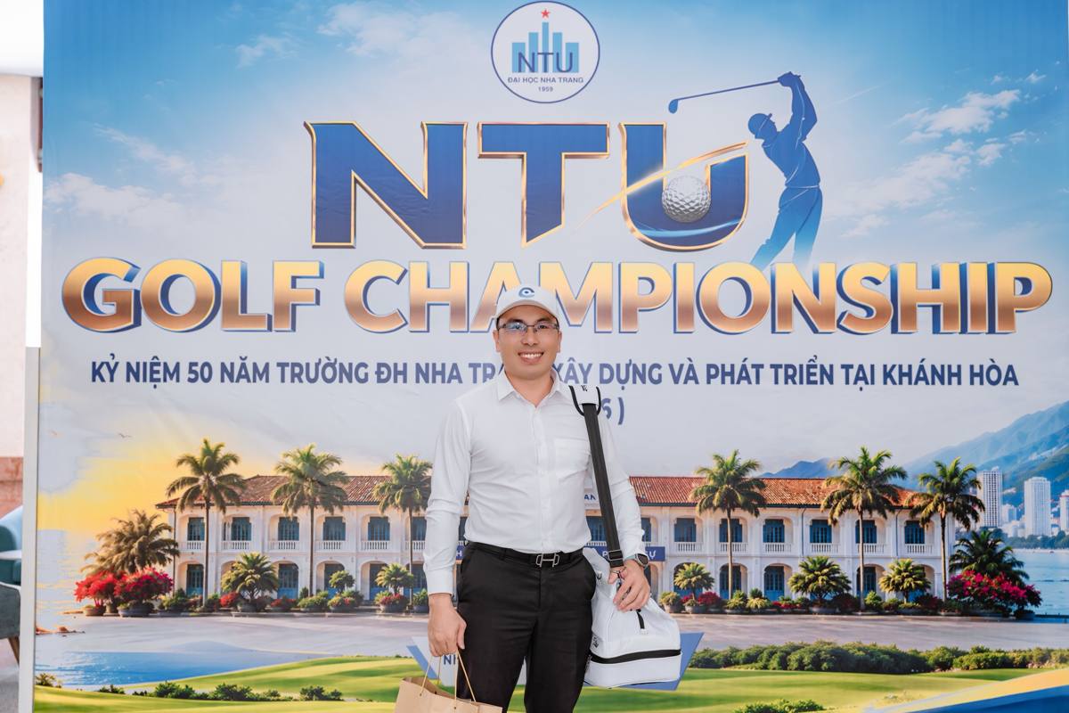 Trước backdrop NTU Golf Championship