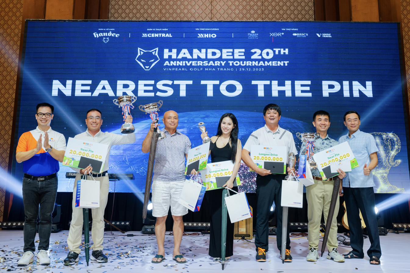 Nhóm nhận giải Handee 20th Anniversary